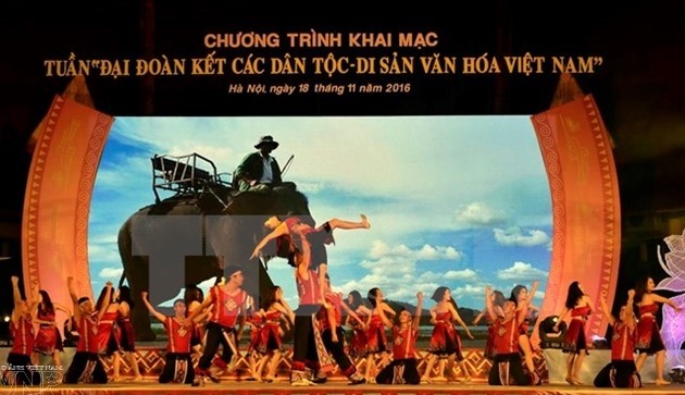 Selenggarakan Pekan “Persatuan Besar Etnis-Etnis – Pusaka Budaya Vietnam”