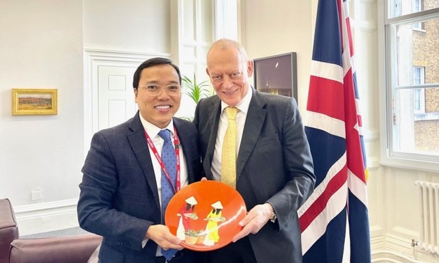 Staatsekretär des brittischen Handelsministeriums und vietnamesicher Botschafter in Großbritanien diskutiert Handels