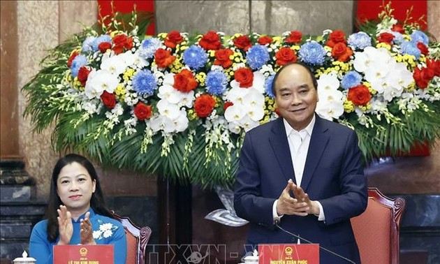 Presiden Nguyen Xuan Phuc Temui Delegasi Orang yang Berwibawa di Kalangan Warga Etnis Minoritas Provinsi Tuyen Quang