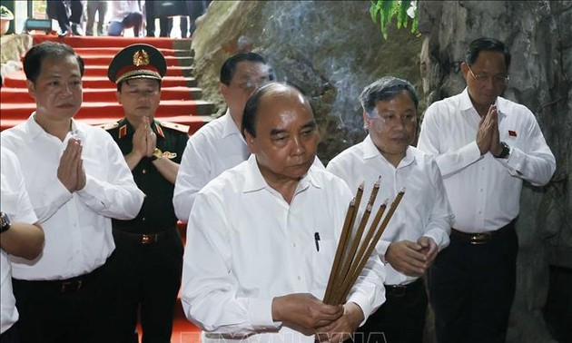 Presiden Nguyen Xuan Phuc Bakar Hio di Kuil Pemujaan Para Martir Jalan 20 Quyet Thang
