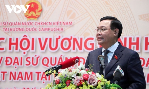 Ketua MN Vuong Dinh Hue Bertemu dengan Komunitas Warga Vietnam di Kamboja