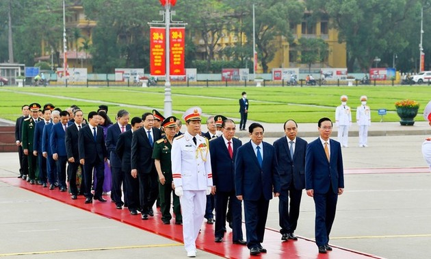 Pemimpin Partai dan Negara Vietnam Berziarah ke Mausoleum Presiden Ho Chi Minh