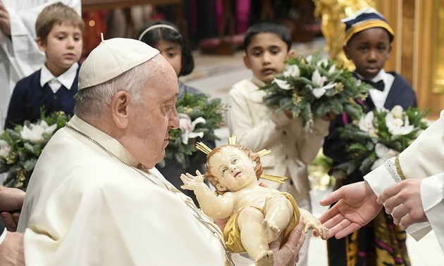 Paus Tekankan Pesan Perdamaian dalam Upacara Doa Natal