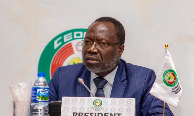 ECOWAS Longgarkan Sanksi terhadap Guinea dan Mali