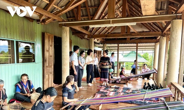 Provinsi Gia Lai Melestarikan dan Mengembangkan Kerajinan Menenun Kain Ikat yang Dikaitkan dengan Pariwisata