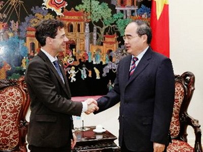 Impulsa Vietnam cooperación con Centro Desminado de Ginebra