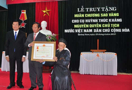 Entregan medalla de la estrella dorada al expresidente interino Huynh Thuc Khang