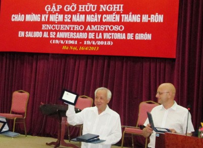 Encuentro amistoso en Hanoi en conmemoración de la Victoria de Girón de Cuba
