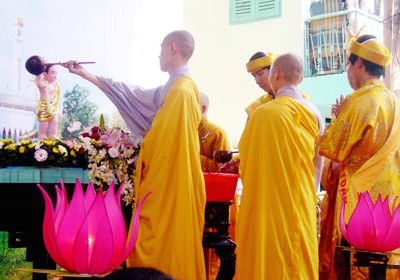 La Sangha Budista de Vietnam celebra el 2557 aniversario del nacimiento de Buda