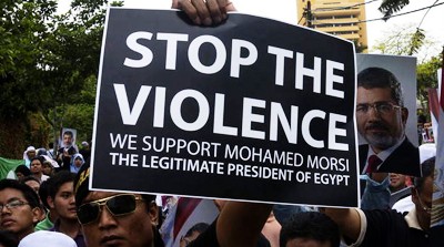 Siguen manifestantes en Egipto pidiendo restitución del presidente Mursi