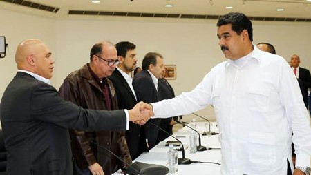 Gobierno venezolano y la oposición concretan diálogo para superar crisis política