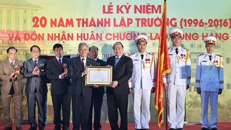 Primer ministro asiste al 20 cumpleaños de la Universidad de Comercio y Tecnología de Hanoi