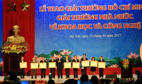 Honran 16 obras ganadoras de premios Ho Chi Minh y del Estado para sector científico-tecnológico