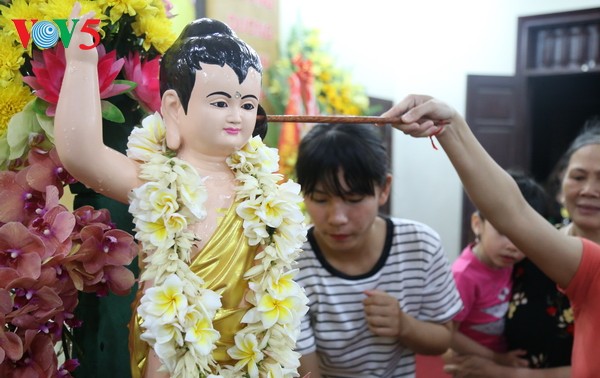 Localidades del centro y sur de Vietnam celebran aniversario 2561 de la iluminación del Buda  