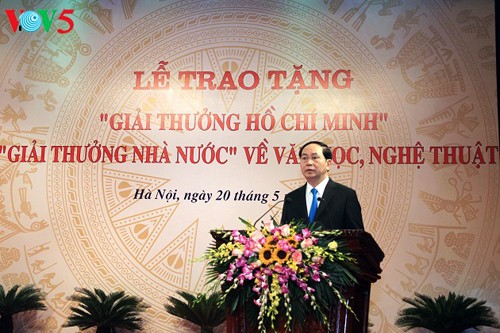 Premian a personas con aportes relevantes al desarrollo de la literatura y las artes de Vietnam