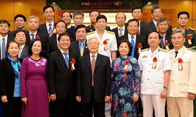 Honran a 30 colectivos y particulares con aportes relevantes a renovación vietnamita