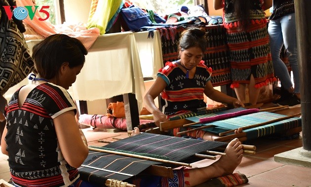La seda y los brocados de Vietnam resaltan en el VI Festival Patrimonial de Quang Nam