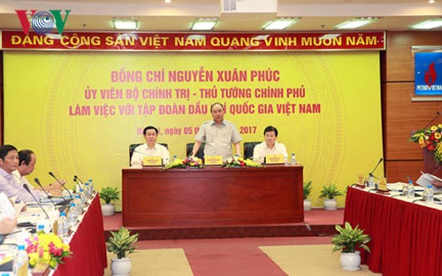 Primer ministro de Vietnam orienta el desarrollo de la corporación nacional de petróleo y gas