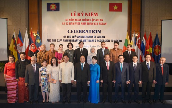 Primer ministro de Vietnam preside la ceremonia conmemorativa de los 50 años de la Asean