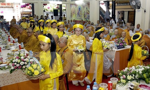 Habitantes de Ciudad Ho Chi Minh participan en la fiesta de Vu Lan