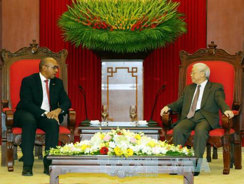 Máximo líder político de Vietnam ensalza los aportes del embajador cubano a los lazos bilaterales