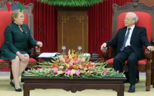 Máximo líder político de Vietnam recibe a la presidenta de Chile