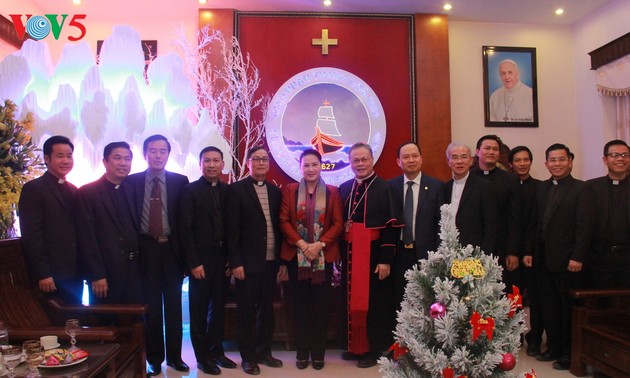 Máxima líder parlamentaria visita a la comunidad cristiana de Thanh Hoa en ocasión festiva