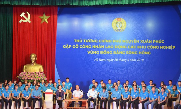 Jefe del Ejecutivo vietnamita motiva a los trabajadores a prosperar 