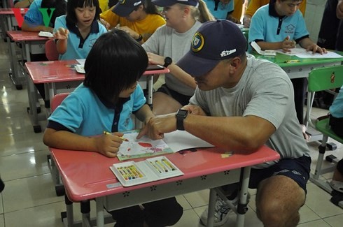 Marineros estadounidenses se encuentran con niños vietnamitas discapacitados en Khanh Hoa