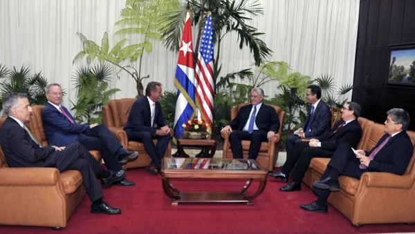 Presidente de Cuba recibe al senador Jeff Flake y al expresidente de Google