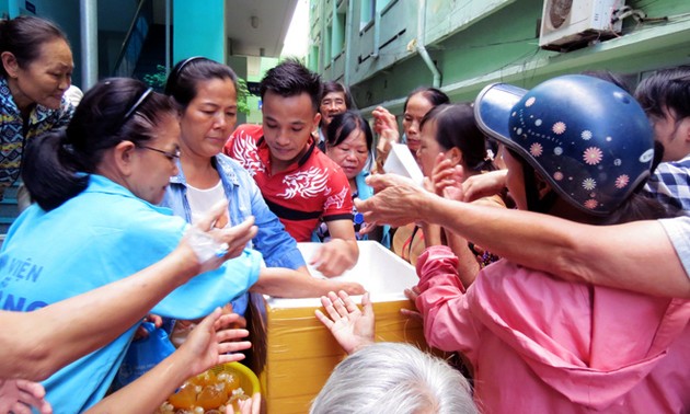 Grupo 1C ayuda a los pacientes pobres con raciones de comida en Da Nang