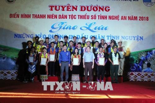 Honran a 25 jóvenes étnicos más destacados en movimientos emulativos para el desarrollo de Nghe An