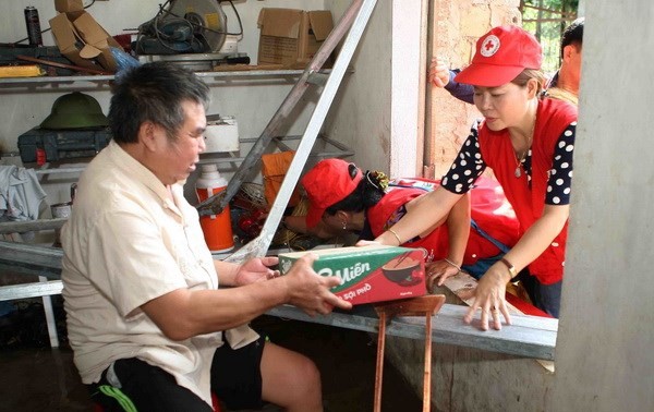 Cruz Roja de Vietnam sigue con apoyo económico a las víctimas del desastre natural en zona norteña