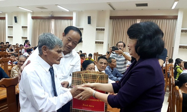 Vicepresidenta de Vietnam entrega apoyo a familias con escasos recursos económicos