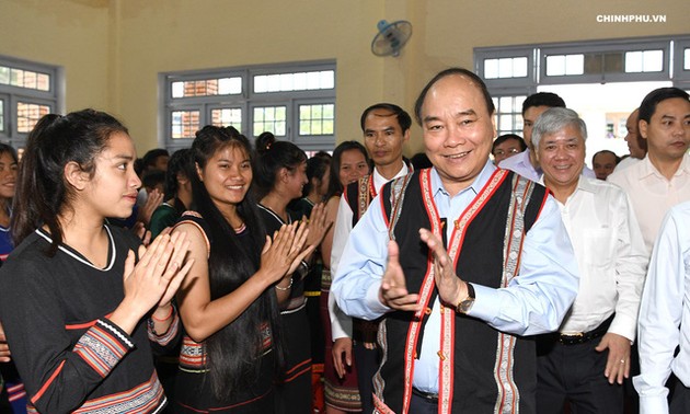 Dirigentes vietnamitas asisten a ceremonias de inicio del año académico 2018-2019 en diferentes escuelas