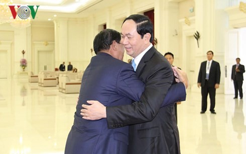 Jefe de Ejecutivo de Camboya visita Vietnam para homenajear al desaparecido presidente Tran Dai Quang
