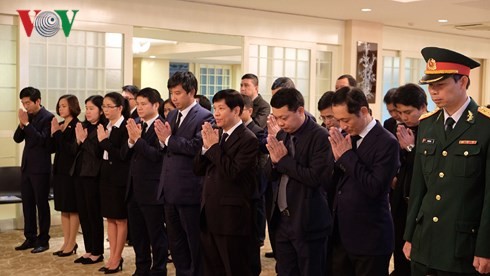 Representación diplomática de Vietnam en Japón rinde tributo a su exlíder politico Do Muoi