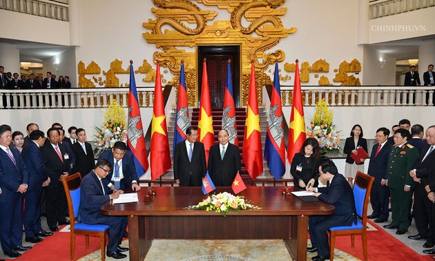 Jefes de Ejecutivo de Vietnam y Camboya realizan la conversación oficial sobre cooperación bilateral