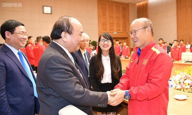 Primer ministro de Vietnam se encuentra con selección nacional de fútbol