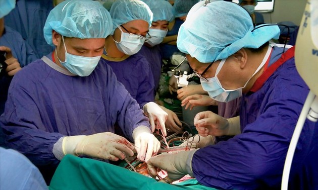Vietnam logra éxito en complejo trasplante de riñón y pulmones