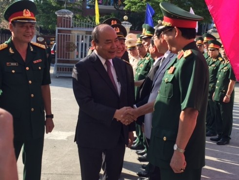 Primer ministro de Vietnam visita fuerzas armadas de la ciudad de Da Nang en ocasión del Tet 2019 