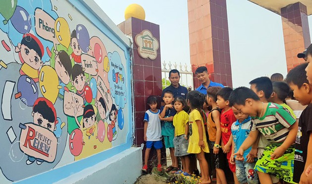 Vietnam consolida la lucha contra explosivos quedados de guerra a través de murales