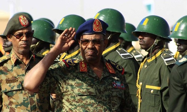 El ministro de Defensa jura cargo de presidente del Consejo Militar de Transición de Sudán