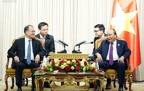 Primer ministro de Vietnam conversa con dirigentes de corporaciones líderes de China
