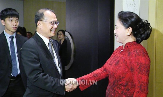 Líder del Legislativo vietnamita se reúne con representantes de empresas chinas
