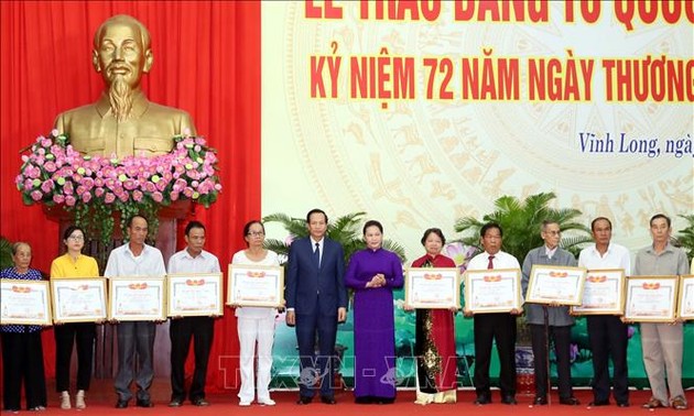 Reconocen a personas con méritos revolucionarios en región sureña de Vietnam