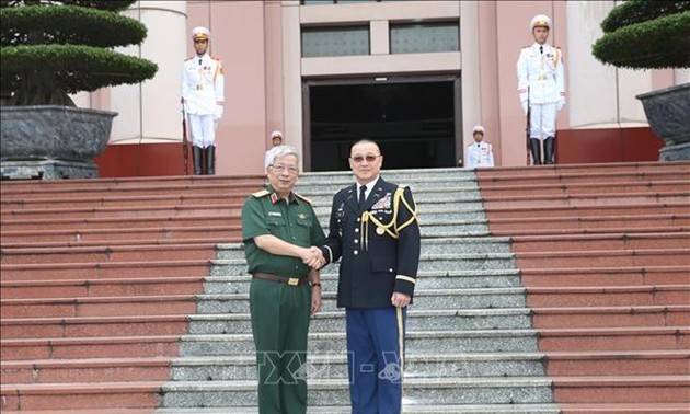 Viceministro de Defensa vietnamita recibe al agregado militar de Estados Unidos