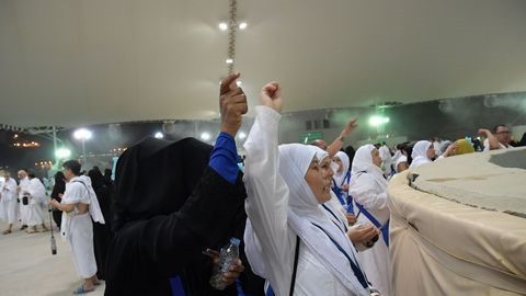 Peregrinos celebran rito de lapidación simbólica de Satanás en La Meca