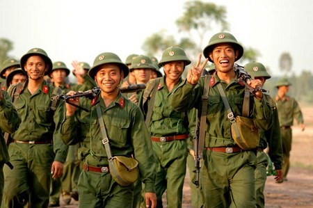 Soldados vietnamitas mantienen la superación personal según el ejemplo del presidente Ho Chi Minh