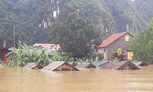 Jefe del Gobierno vietnamita comparte dificultades con víctimas de los últimos torrentes